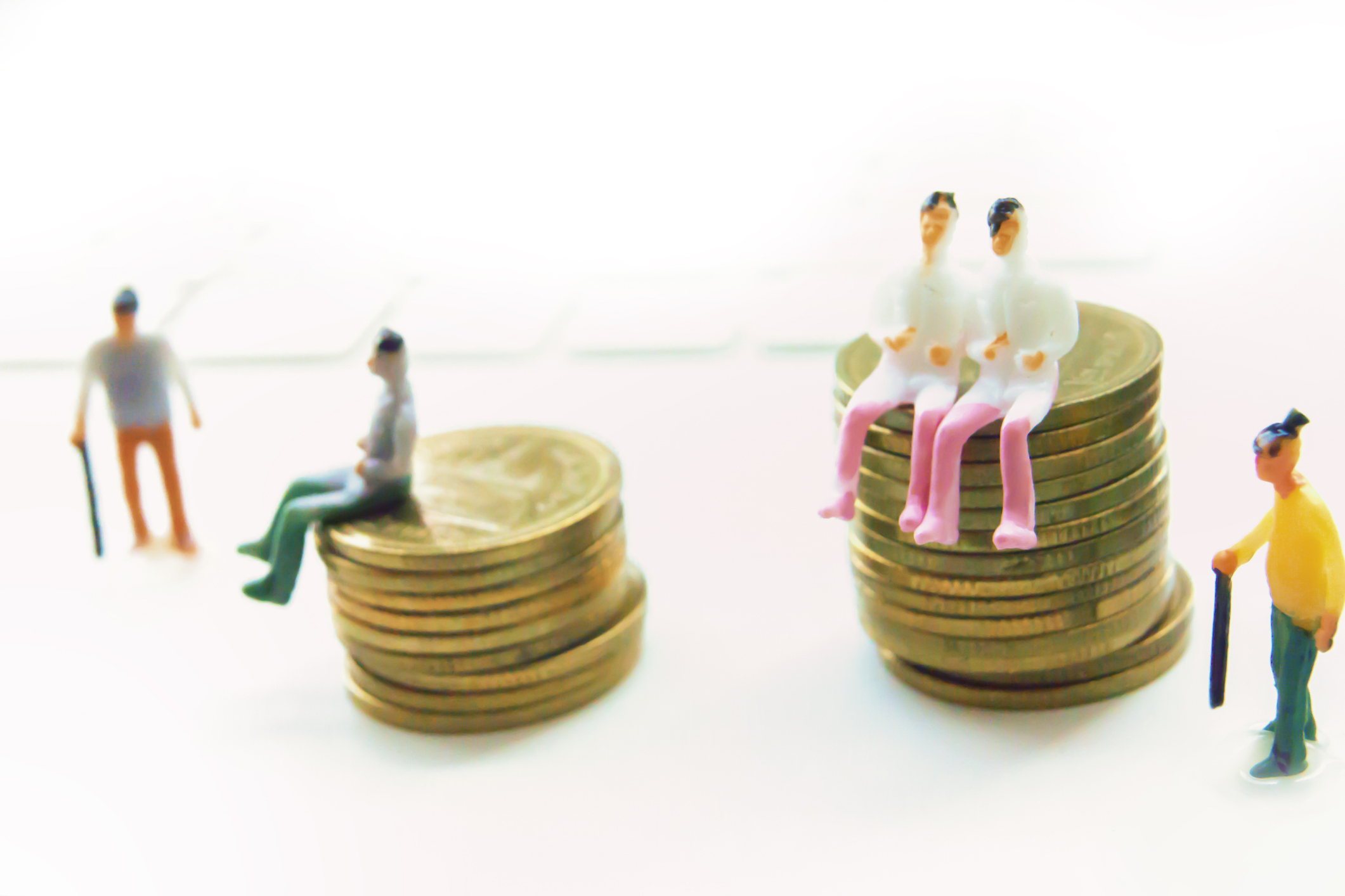 Figura de hombre de pie en pila de monedas